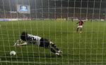 helten. Med to redninger i straffesparkskonkurrencen havde Dionisis Chiotis sin andel i, at Apoel Nicosia slog Olympique Lyon ud. 