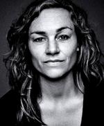 Direkte. Kamilla Hega Holst er optaget af spillet mellem hengivelse og misbrug og er ikke bange for at skildre tingene  i mindste detalje. Men holder hun noget tilbage? Pr-foto 