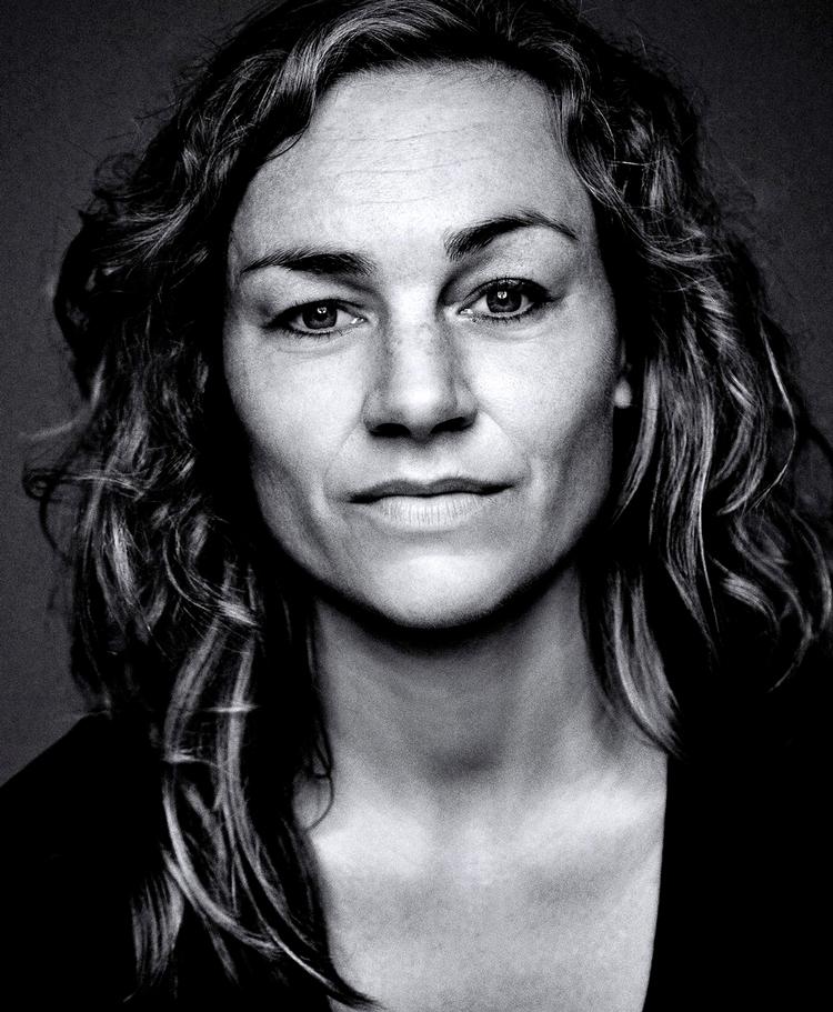 Direkte. Kamilla Hega Holst er optaget af spillet mellem hengivelse og misbrug og er ikke bange for at skildre tingene  i mindste detalje. Men holder hun noget tilbage? Pr-foto 