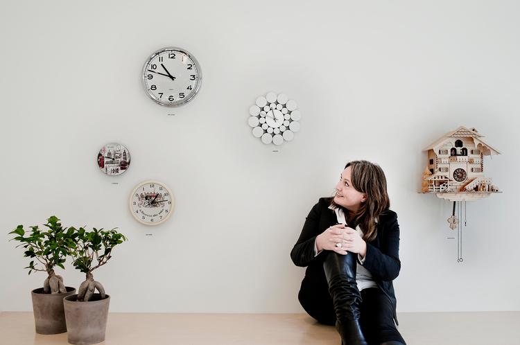 ur-samler.  Caroline Erup Widriksen er begyndt at samle på ure fra lande, hun samarbejder med. Ideen er ny - og derfor er der stadig en del ure, som mangler på væggen her. De færreste lønmodtagere ser iværksætteri som et attraktivt karrierevalg, selv om forskning viser, at tidligere lønmodtagere klarer sig bedst som selvstændige. 