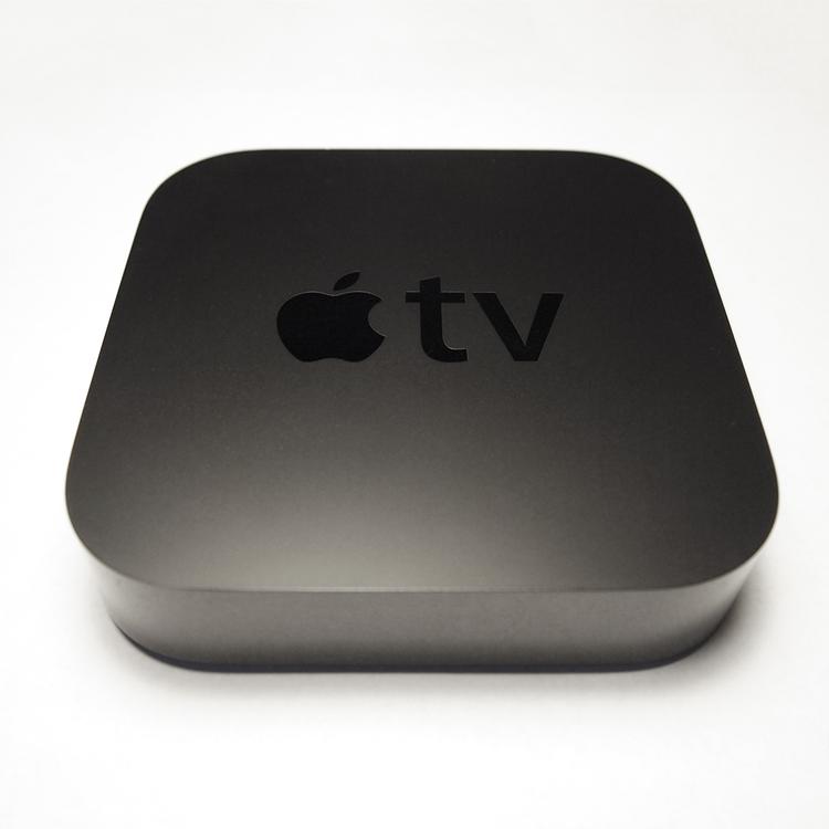 STREAMING. Den nye AppleTV fylder meget lidt i landskabet, men kan næsten erstatte en hel hylde fyldt med Blu-ray- og DVD-skiver. 