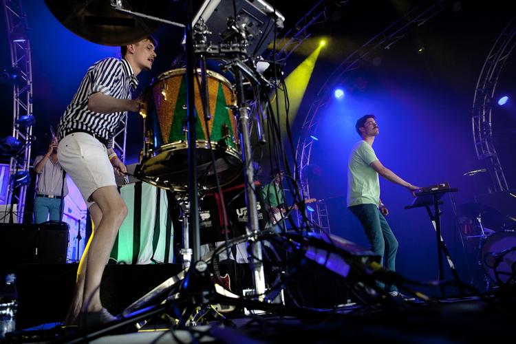 Roskilde.  Efterklang leverede en anmelderrost koncert på Roskilde Festivals Odeon-scene i 2010. 