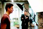 ungt team.  Konrad Kierklo fra miinto.dk i firmaets kontor på Amager, hvor direktøren er 25, og ingen af de ansatte er over 35. Modellen i forgrunden er ved at blive fotograferet til hjemmesiden 