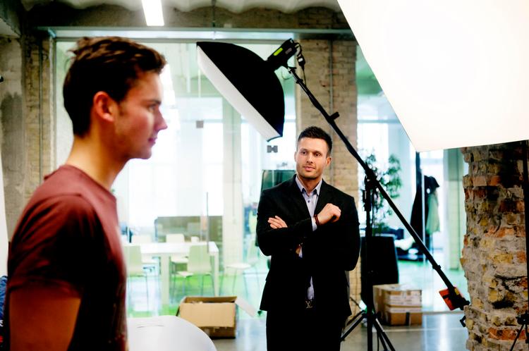 ungt team.  Konrad Kierklo fra miinto.dk i firmaets kontor på Amager, hvor direktøren er 25, og ingen af de ansatte er over 35. Modellen i forgrunden er ved at blive fotograferet til hjemmesiden 