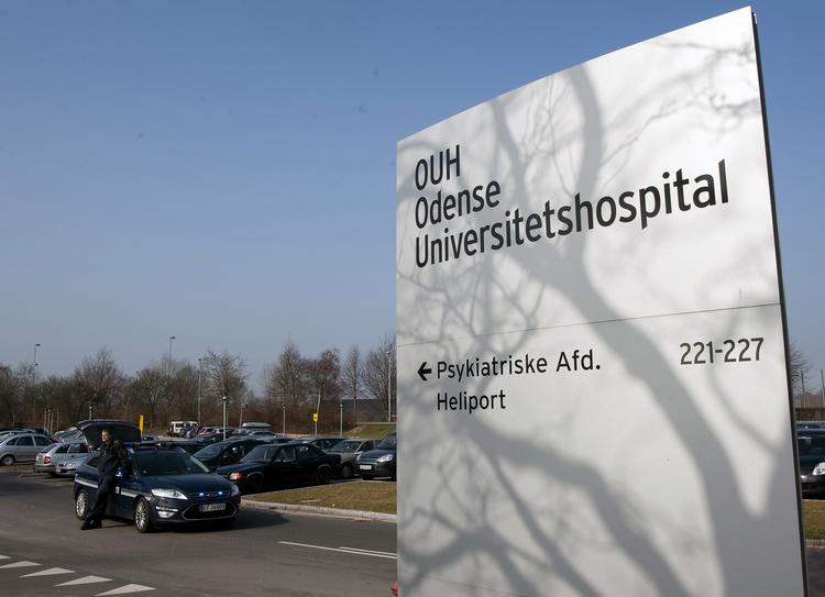 Forhandling. Politiet taler stadig med den psykisk syge mand, der har forskanset sig på Psykiatrisk Afdeling i Odense, efter han angreb tre medarbejdere med en kniv. 