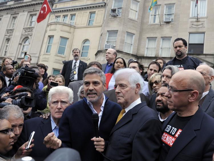 Protest. George Clooney, sammen med bl.a. sin far Nick Clooney, deltog i dag i en demonstration foran Sudans ambassade i Washington. 