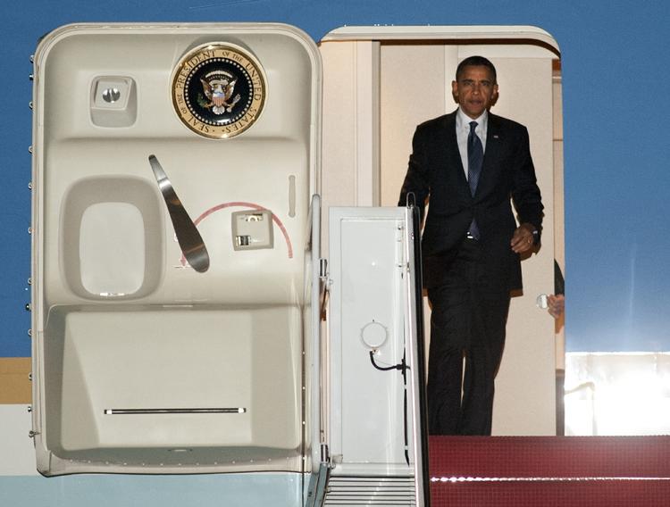 Præsidentfly. Barack Obama ses her på vej ud fra 'Air Force One' - et af verdens mest berømte fly. 