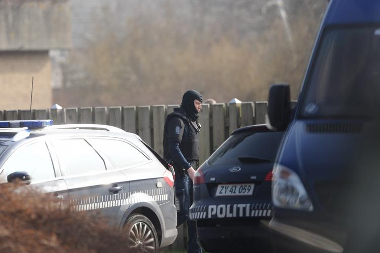 AKTION. Kampklædt politi er klar til at rykke ind til 47-årig psykisk syg mand, hvis det bliver nødvendigt. 