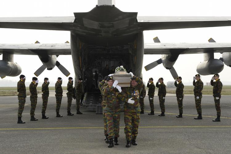 Tragedie. Flere kister med de omkomne ankom i dag til Belgien. 
