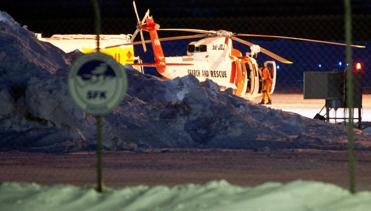 Redningsflyene har svært ved at flyve ind i det område, hvor det forsvundne norske Hercules-fly formodes at være styrtet ned. Det blæser med orkanstyrke og om en time er det mørk. 