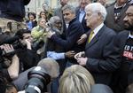 Skuespilleren George Clooney omfavner medaktivist Dick Gregory under demonstration foran Sudans ambassade i Washington. 