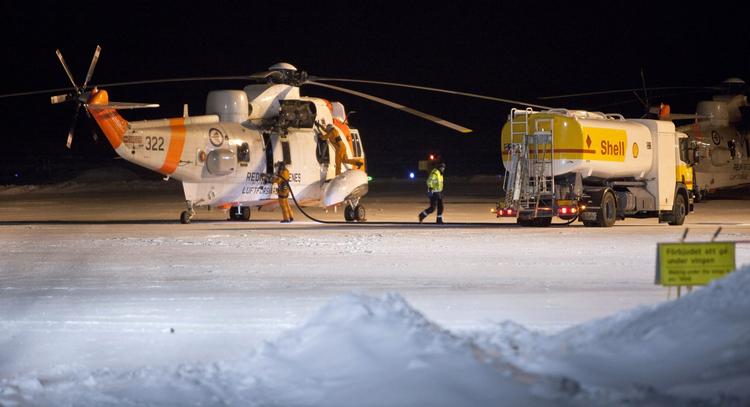 hjælp. Danske redningshelikoptere har også deltaget i eftersøgningen efter det nedstyrtede Hercules-fly i Sverige. Billedet er fra i går, hvor et af dem blev tanket op i lufthavnen i Kiruna. 