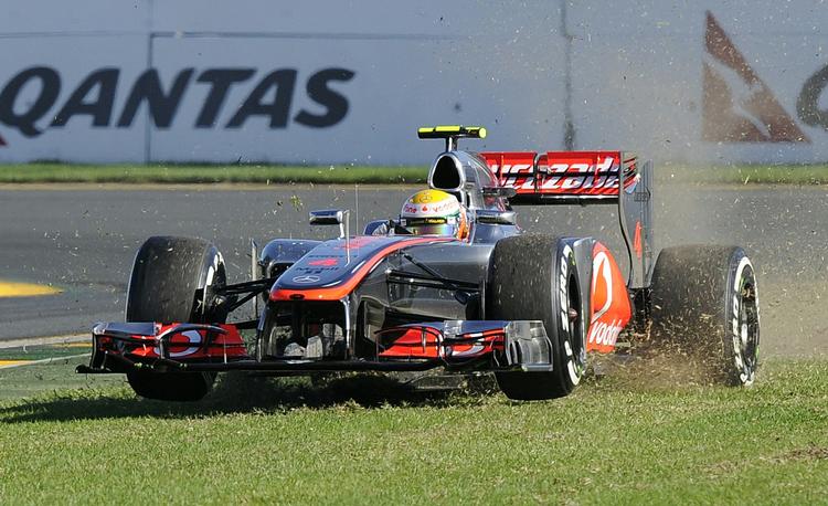 Ups. Lewis Hamilton måtte i denne kurve bide i græsset. 