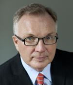 Uvidende. Formanden for Dong, Fritz Schur, har sagt, at han ikke kendte til en underdirektørs usædvanlige store løn. Det vækker undren blandt andre bestyrelsesformænd. 