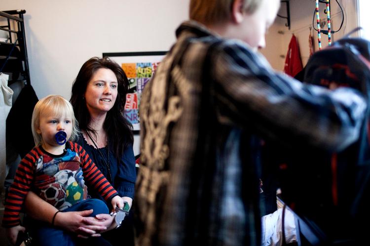 Flyttelæs. 9-årige Adam pakker kun sin skoletaske, når han flytter fra sin mor, Karen, som sidder med lillebror Victor, og til sin fars hjem. Tøj har han begge steder. Til gengæld er skoletasken en skatkiste af samlekort, en cigar fra fastelavnsudklædningen, en enkelt bog og stikkerne til Adams trommetime. Foto: Mie Brinkmann 