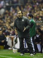 Fodboldgal. Marcelo Bielsa forbereder sig minutiøst til hver kamp. Han kan eksempelvis finde på at ændre på besætningerne på kanterne, hvis han pludselig  finder ud af, at modstanderens bane er større eller mindre end standartmålet for en fodboldbane. 