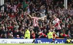 Bang. Phil Bardsley (t.v.) ramte bolden perfekt ved scoringen til 1-1. 