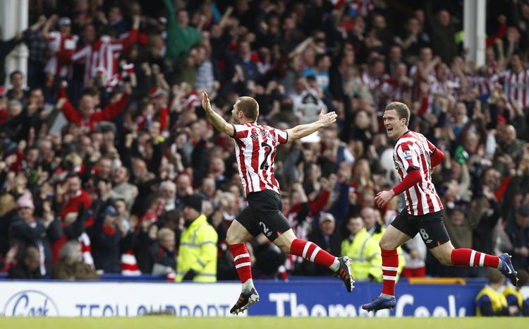 Bang. Phil Bardsley (t.v.) ramte bolden perfekt ved scoringen til 1-1. 
