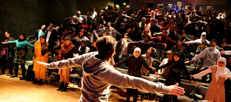 Kulturmøde.  Salaam Film &amp; Dialog forsøger at bringe kulturmøder ud til skolebørn. Staten derimod svigter sin rolle på det område, lyder kritikken. 