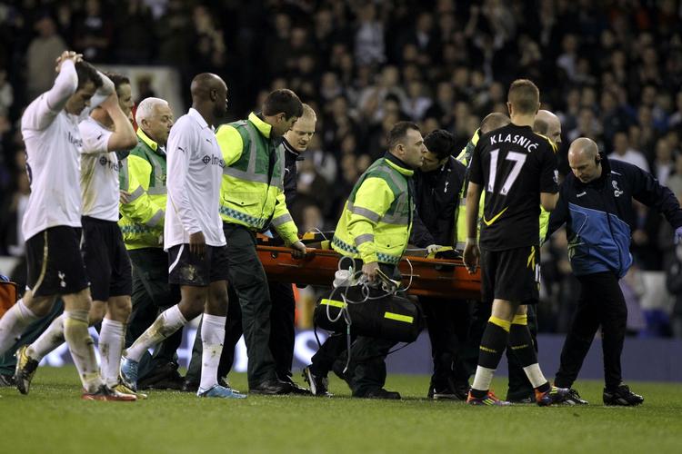 Kollaps. Fabrice Muamba faldt pludselig om i FA-Cup-kvartfinalen mellem Tottenham og Bolton. 