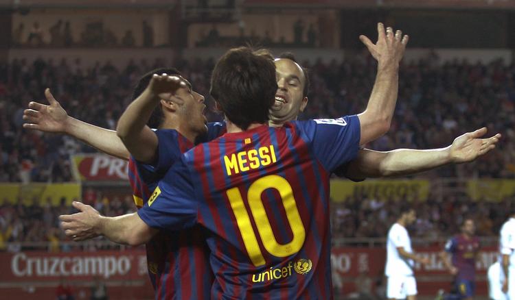 Træffer. Lionel Messi jubler sammen med holdkammerater efter endnu en scoring. 
