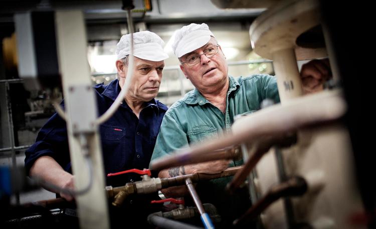 Jobglæde. 63-årige Søren Svenningsen og 62-årige Jørgen Bryde Nielsen er som smede med  til at holde Toms maskiner i gang. Entusiasmen er usvækket, så efterlønnen er blot en »nødudgang«, hvis helbredet skulle svigte. 