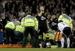 Kollaps. Reddere yder førstehjælp til Fabrice Muamba på White Hart Lane stadion i London. 