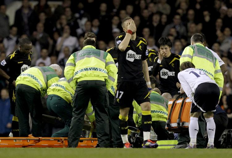 Kollaps. Reddere yder førstehjælp til Fabrice Muamba på White Hart Lane stadion i London. 
