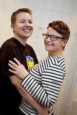 Homovielser. Kun 19 havde tilmeldt sig en demonstration mod de omdiskuterede homovielser. Marchen blev derfor ikke afholdt. Her ses Astrid Ruben-Kolding og Helle Ruben-Kolding, der offentligt har tilkendegivet, at de gerne vil giftes i kirken. 