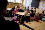 Fravær. Det er bedst, når alle er her, lyder slagordet i Børne- og undervisningsministeriets kampagne, der skal nedbringe folkeskoleelevernes fravær. Men nye tal viser, at lærerne faktisk har flere sygedage end eleverne. 