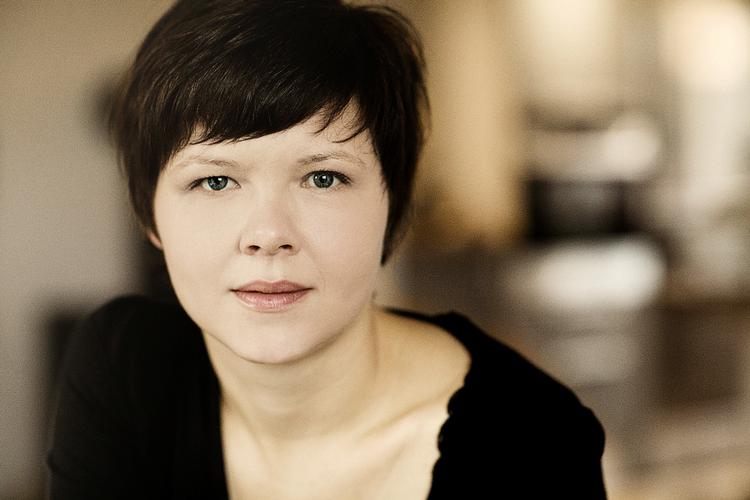Debutant. Rebecca Bailey, der er født i København 1970, er cand.mag. og har gået på Forfatterskolen. 