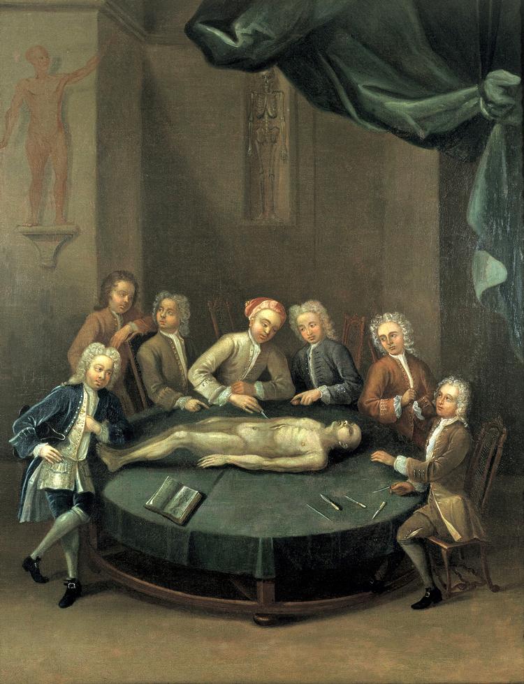 medicin. Den berømte kirurg William Cheselden er, til venstre, i færd med en dissektion foran seks tilskuere. Billedet er fra omkring 1730-40. Saven og den krumme kniv ovenfor er til amputationer. Portrættet af den berømte danske kirurg Simon Crüger fandt Klaus Larsen på i Rigshospitalets repræsentationslokaler.