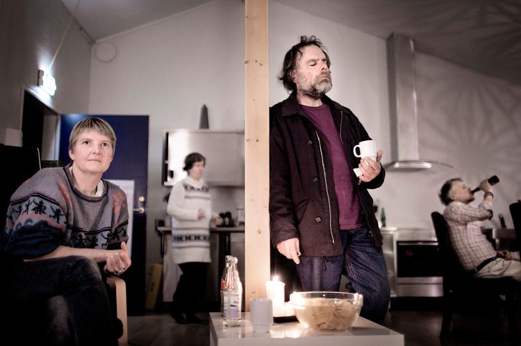 Fredagsbar. Ansatte og beboere på Lindevang er rykket tættere sammen, fordi de har arbejdet sammen om at sætte bl.a. fredagsbaren i stand. 