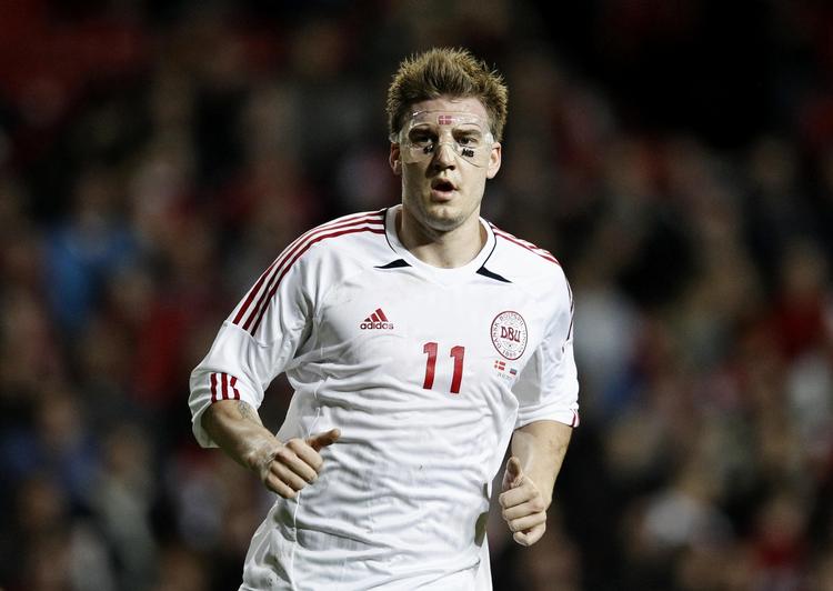 maskespil. Risikoen er for stor, så Nicklas Bendtner tør ikke spille uden sin maske. 