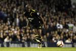 kollaps. Fabrice Muamba fotograferet under gårsdagens kamp mod Tottenham, før han pludselig faldt livløs omkuld på banen. 