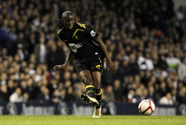 kollaps. Fabrice Muamba fotograferet under gårsdagens kamp mod Tottenham, før han pludselig faldt livløs omkuld på banen. 