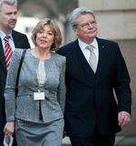vinder. Joachim Gauck ankommer til afstemningen i det tyske parlament sammen med sin partner, Daniela Schadt. 