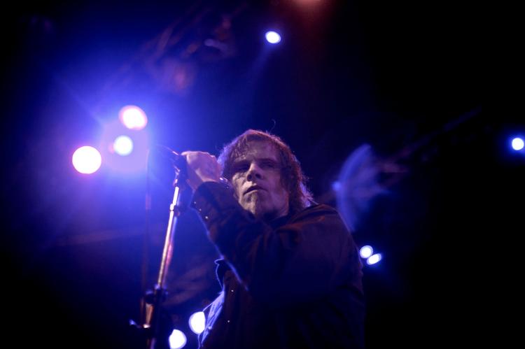Mørkemand. Mark Lanegan er ingen spilopmager på scenen, men til gengæld tror man hvert ord, dommedagsvokalen forkynder. Næste gang må han gerne sørge for et mere ligeværdigt modspil end de fuglebrystede korkvæk, det belgiske backingband diskede op med i Amager Bio. 