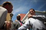 Viva! Rick Santorum bliver som andre kandidater mødt med 'viva'-hyldestråb af sine tilhængere i i San Juan i spansktalende Puerto Rico, men Santorum har de seneste dage understreget, at indbyggerne må kunne tale flydende engelsk, hvis øgruppen skal blive delstat i USA. Foto: Ricardo Arduengo/AP 