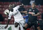 Duel. FCK's Dame N'Doye (til venstre) og FC Midtjyllands Kolja Afriyie kæmper om bolden i den tætte kamp. 
