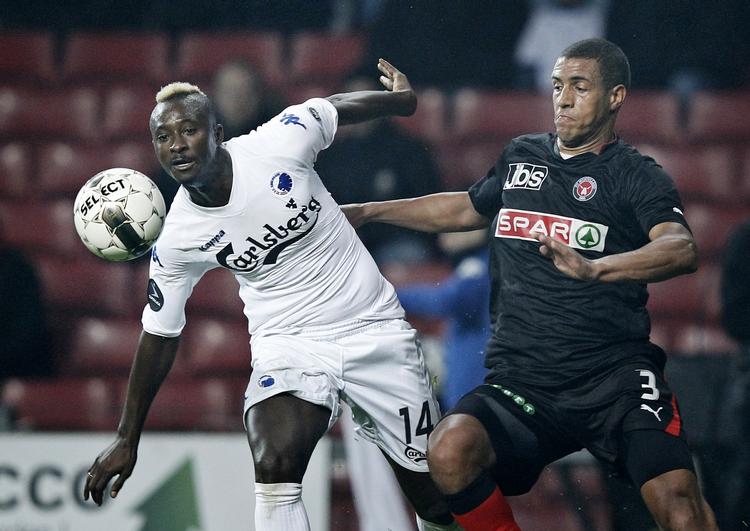 Duel. FCK's Dame N'Doye (til venstre) og FC Midtjyllands Kolja Afriyie kæmper om bolden i den tætte kamp. 
