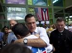 Vinder. Mitt Romney står til at få otte ud af ti stemmer i Puerto Rico. Her krammer han en tilhænger ved et besøg i Bayamon, Puerto Rico, lørdag. Foto: Evan Vucci/AP 
