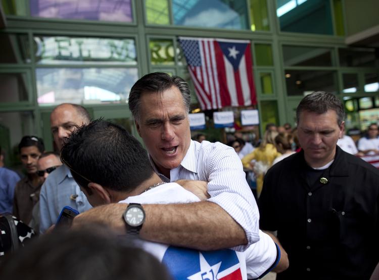 Vinder. Mitt Romney står til at få otte ud af ti stemmer i Puerto Rico. Her krammer han en tilhænger ved et besøg i Bayamon, Puerto Rico, lørdag. Foto: Evan Vucci/AP 