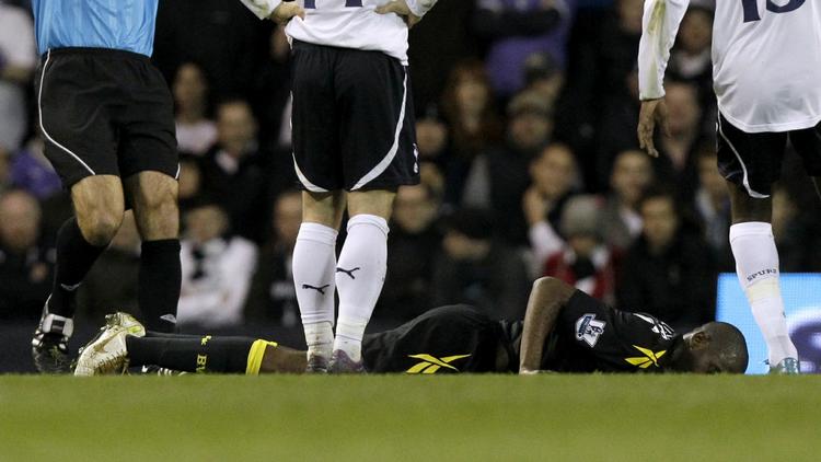 Hjertestop. Minutter før første halvleg faldt Boltons Fabrice Muamba om på White Hart Lane stadion. 