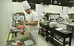 Kokkekunst. Pighvar, østers, duer, oksehøjreb og marcipan var blandt de ingredienser, som Daniel Kruse og de øvrige deltager fik udleveret i dagens konkurrence. 