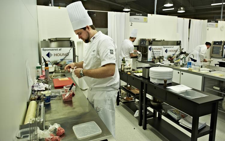 Kokkekunst. Pighvar, østers, duer, oksehøjreb og marcipan var blandt de ingredienser, som Daniel Kruse og de øvrige deltager fik udleveret i dagens konkurrence. 
