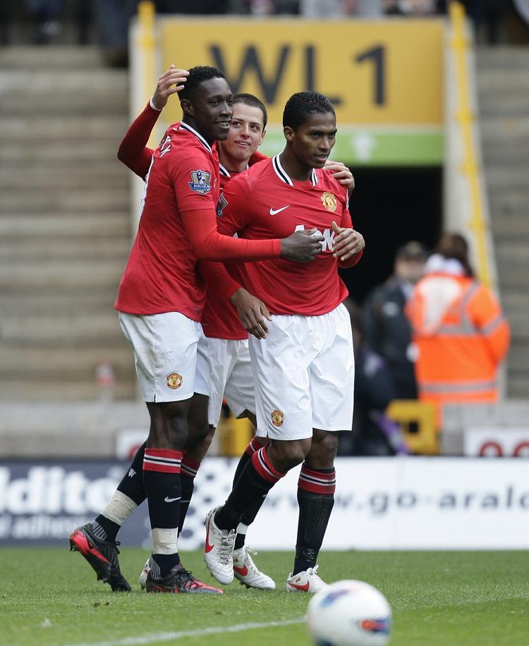 Mål. Javier Hernandez (i midten) var på pletten to ganeg i 5-0-sejren over Wolves. 