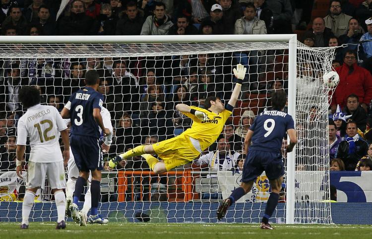 Bang. Den spanske landsholdsspiller Santi Cazorlas frisparksbrag rystede Real Madrid i tillægstiden. 