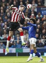 Stillingskrig. Nicklas Bendtner (t.v.) og Marouane Fellaini skal ud i omkamp 27. marts. 