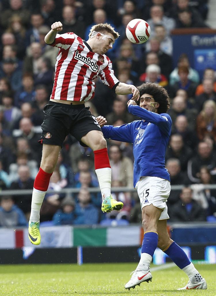 Stillingskrig. Nicklas Bendtner (t.v.) og Marouane Fellaini skal ud i omkamp 27. marts. 